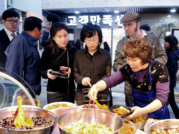 ▲ 손님들이 반찬가게에서 주문한 음식을 기다리고 있다. ⓒ양호상 기자