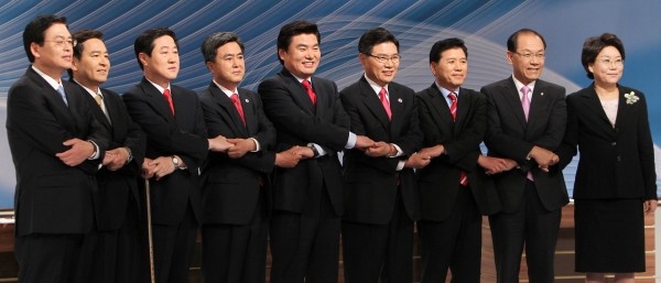 ▲ 새누리당 전당대회 후보들이 TV토론회에서 포토타임을 갖고 있다. 우측부터 이혜훈, 황우여 의원, 김경안 당협위원장, 홍문종 당선자, 원유철 의원, 김태흠 당선자, 유기준-심재철 의원, 정우택 당선자 ⓒ연합뉴스
