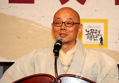 봉은사 주지를 지낸 명진(62) 스님이 2월13일 광주 서구 치평동 CMB 강당에서 노무현재단의 초청으로 특강을 하고 있다. ⓒ연합뉴스