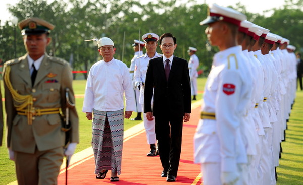 ▲ 미얀마를 국빈 방문 중인 이명박 대통령이 지난 14일 공식환영식에 입장하고 있다. ⓒ 청와대