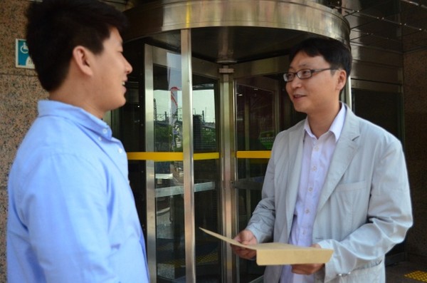 ▲ 왼쪽 한국대학생포럼 박종성 회장. 오른쪽 전용환 총무실 행정국장.