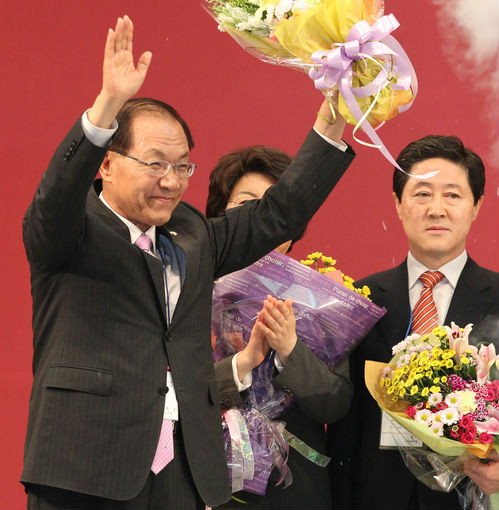 ▲ 리당 황우여 새 대표가 15일 고양시 킨텍스에서 열린 제1차 전당대회에서 대표로 선출되고 나서 손을 들어 지지자들에게 답례하고 있다. ⓒ연합뉴스