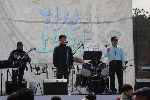 ▲ 한산5일장 페스티벌에 참여해 노래를 부르고 있는 상인밴드 모습ⓒ 한산5일장