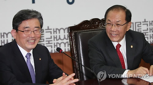 ▲ 새누리당 황우여 대표가 16일 오전 여의도당사에서 열린 최고위원회의에서 이한구 원내대표와 대화하고 있다. ⓒ연합뉴스