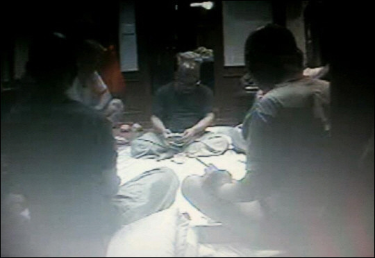 ▲ 호텔에서 도박판을 벌이고 있는 승려들 ⓒ 성호스님