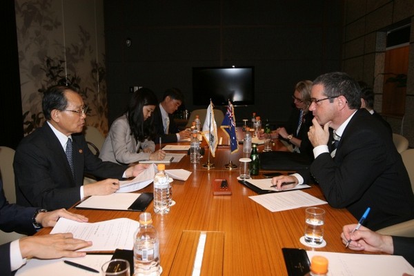 ▲ 지난 15일 방송통신장관회의(16일) 참가를 위해 방문한 호주 경제부장관을 만나 방송통신위원회 이계철 위원장이 한국-호주, IT 망 구축 분야에서 협력을 약속하고 있다. 왼쪽 이계철, 오른쪽 스티브 콘로이 장관.