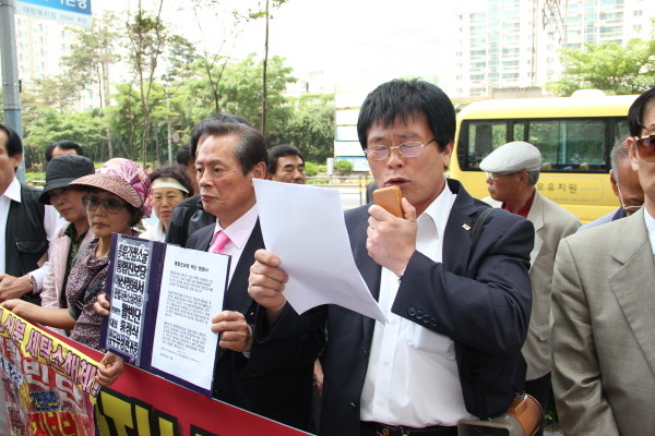▲ 한 회원이 성명을 읽고 있다. ⓒ 뉴데일리
