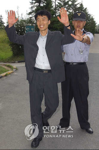 ▲ 지난 2003년 8월14일 민혁당 사건으로 수감중이던 이석기씨가 14일 대전교도소에서 8.15 특사로 가석방돼 동료들에게 손을 흔들며 출소하고 있다. 당시 민혁당 사건 판결문에 따르면 이석기씨는 민혁당 간부로서 북한의 지하조직원으로 활약했다. ⓒ연합뉴스
