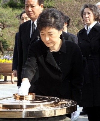 ▲ 박근혜 새누리당 비대위원장이 지난달 12일 당관계자들과 함께 국립현충원을 참배, 분향하고 있다. (자료사진) ⓒ 연합뉴스