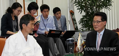 ▲ 민주통합당 박지원 비대위원장이 17일 국회 대표실을 방문한 통합진보당 강기갑 비대위원장과 대화하고 있다. ⓒ 연합뉴스