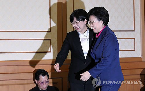 ▲ 지난 3월, 당시 민주통합당 한명숙 대표와 통합진보당 이정희 공동대표, 양당 협상대표 등이 국회 귀빈식당에서 열린 야권연대에 합의했다. ⓒ 연합뉴스 (자료사진)