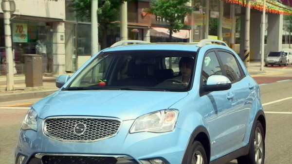 ▲ 극중 ‘얼짱’ 사이버 수사대 요원으로 등장하는 배우 이연희(유강미 역)가 「코란도 C」를 타고 있다. ⓒ 쌍용자동차