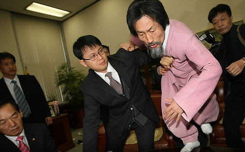 ▲ 국회 폭력의 현장, '화제의 강기갑 공중부양 사건' ⓒ연합뉴스