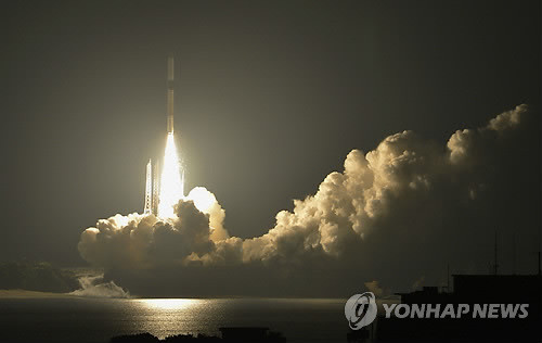 ▲ 국내 위성 개발의 역사를 새로 쓴 아리랑 3호가 18일 새벽 일본 다네가시마섬 발사장에서 발사되고 있다.ⓒ 사진 연합뉴스