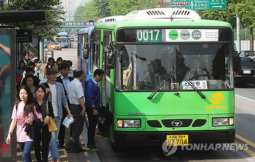 ▲ 서울 시내버스 정상운행. 18일 새벽 극적 협상 타결로 시내버스가 멈춰서는 파국은 면했다.ⓒ 사진 연합뉴스