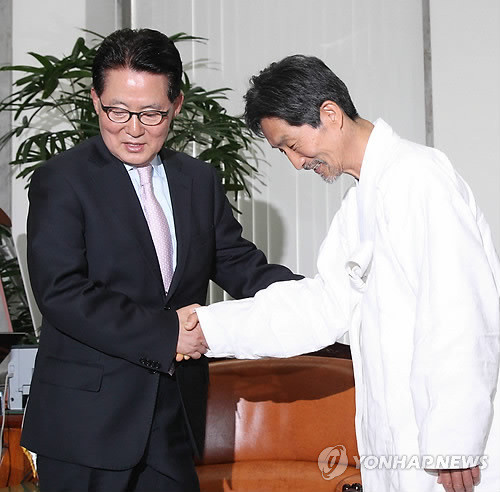 ▲ 민주통합당 박지원 비대위원장이 17일 국회 대표실을 방문한 통합진보당 강기갑 비대위원장에게 자리를 안내하고 있다. ⓒ 연합뉴스