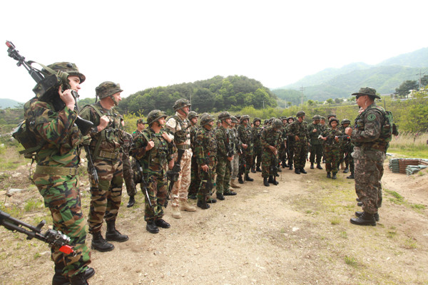 ▲ 주한 외국무관단이 전문 대항군 대대와 전투체험을 벌이기 전에 작전 브리핑을 하고 있다.