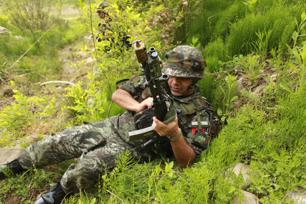 ▲ 전문 대항군 대대원들과 실전 같은 훈련을 벌이고 있는 한 주한외국무관. 헬멧의 계급은 그의 계급이 아니다.