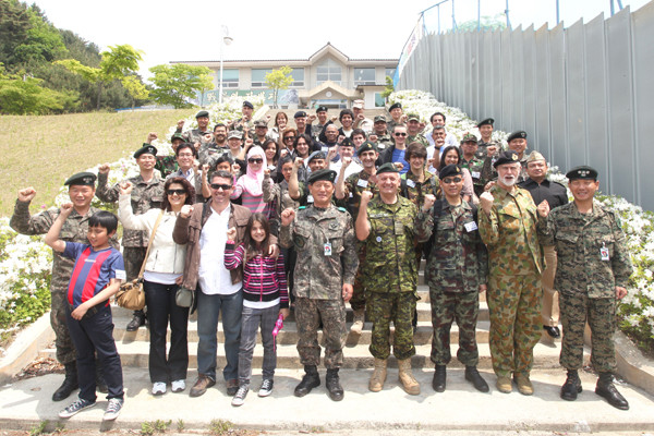 ▲ KCTC 체험을 마친 뒤 기념촬영을 한 주한 외국무관단과 그 가족들. 주한 외국무관단도 상당한 전투기술을 보여줬다고 한다.