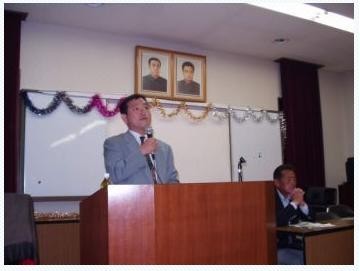 ▲ 2003년 6월 15일 조총련 후쿠오카 지부에서 강연하는 강종현.