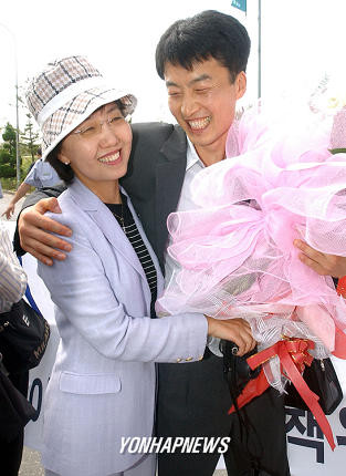 ▲ 통합진보당 이석기 당선자. 지난 2003년 민혁당 사건으로 수감중이다 8.15 특별사면으로 가석방 돼 누나와 포옹하고 있는 사진.  ⓒ 연합뉴스(자료사진)