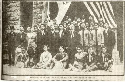 ▲ 1908년 7월 덴버시의 그레이스 감리교회에서 열린 에 참석한 대표들.서있는 앞줄 오른쪽서 다섯번째가 이승만이다.