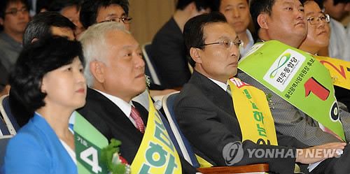 ▲ 민주통합당 전당대회에 출마한 이해찬 김한길 추미애 후보가 20일 울산에서 열린 당 대표 및 최고위원 선출 전당대회에서 나란히 앉아 있다. ⓒ 연합뉴스