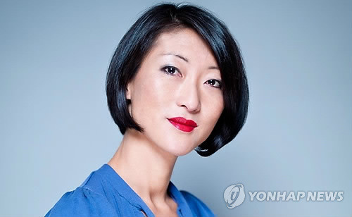 ▲ 서울에서 1973년 충생후 거리에 버려졌다가 프랑스로 입양되었던 플뢰르 펠르랭 장관.(연합뉴스 사진)