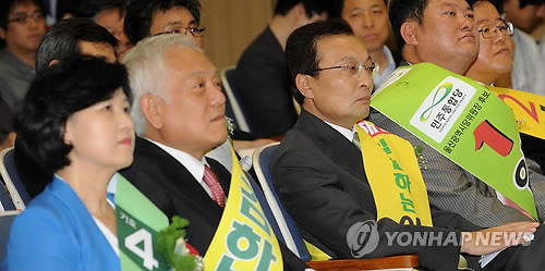 ▲ 민주통합당 전당대회에 출마한 이해찬 김한길 추미애 후보가 20일 울산에서 열린 당 대표 및 최고위원 선출 전당대회에서 나란히 앉아 있다. ⓒ 연합뉴스