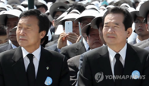 ▲ 6.9 전당대회 대의원 투표에서 이해찬 후보가 곤궁에 빠지면서 문재인 상임고문의 대권가도에도 빨간불이 켜졌다. 사진은 민주통합당 손학규 정세균 전 대표가 18일 광주시 국립5.18민주묘역에서 열린 제32주년 5.18 민주화운동 기념식에서 나란히 앉아 있다. ⓒ 연합뉴스