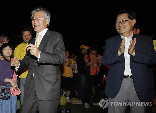 ▲ 노 前대통령 서거 3주기를 앞두고 19일 오후 서울시청 앞 서울광장에서 열린 추모문화제에 문재인 노무현재단이사장, 민주통합당 박지원 비상대책위원장이 함께 하고 있다. ⓒ 연합뉴스