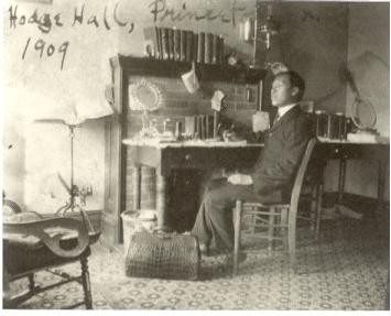 ▲ 프린스턴대 재학시절 기숙사(Hodge Hall)안의 자기 방에서(1909). 왼쪽 아래 방바닥에 그의 책가방이 있고 오른쪽 벽에 이승만이 즐겼던 테니스 채가 세워져있다. 왼쪽 위편 글씨는 이박사의 친필이다.ⓒ