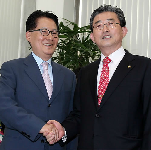 ▲ 새누리당 이한구 원내대표(우)와 민통당 박지원 원내대표가 악수를 나누는 모습 ⓒ연합뉴스