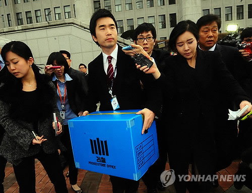 ▲ 한나라당 전당대회 돈 봉투 살포 의혹을 수사 중인 서울중앙지검 공안1부(이상호 부장검사) 수사관들이 1월19일 국회의장실을 압수수색한 뒤 물품이 든 박스를 차로 옮기고 있다. ⓒ연합뉴스