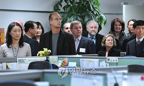 ▲ 지난 2009년 2월 '서울시정사레연구' 정규과목 개설 협의를 위해 서울시 초청으로 방한한 코넬대 등 미국 14개 대학 행정대학원 교수들이 다산콜센터를 둘러보고 있다.ⓒ 사진 연합뉴스