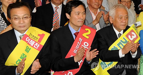 ▲ 민주통합당 전당대회에 출마한 이해찬 우상호 김한길 후보가 21일 부산 국제신문 대강당에서 열린 부산시당 임시대의원대회 및 당 대표선출대회에서 나란히 앉아 박수치고 있다. ⓒ 연합뉴스