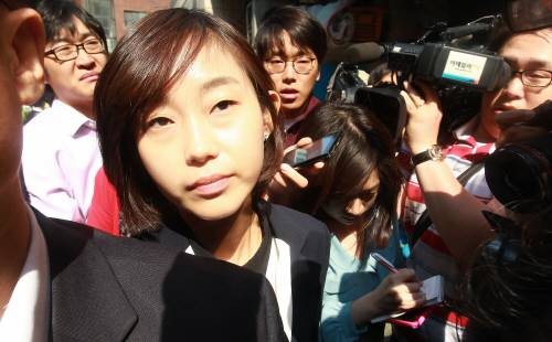 ▲ 통합진보당 비례대표 부정 경선 의혹을 조사 중인 서울중앙지검 공안1부(부장 이상호)가 21일 서울 대방동 통합진보당 당사에 대한 압수수색하고 있는 가운데 김재연 당선자가 당사로 들어가고 있다. ⓒ 연합뉴스(자료사진)