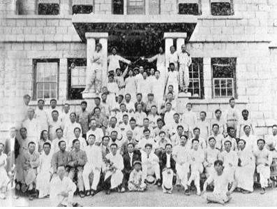 ▲ 1911년 6월 개성 한영서원에서 열린 제2회 학생하령회에 참가한 학생들과 함께. 앞줄 한가운데 검은 양복 이승만.