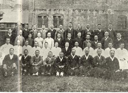 ▲ 1912년 3월 9일 서울에서 모인  참가자들. 이 회의에서 이승만은 미국 미네아폴리스에서 열리는 의 한국 평신도 대표로 선출되었다. 둘째 줄 가운데 이승만이 앉아 있다.