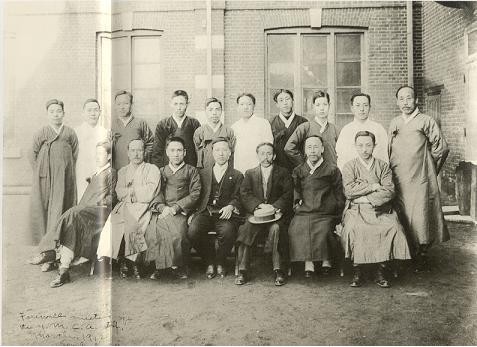 ▲ 이승만이 다시 미국으로 떠나기 앞서 서울YMCA간부들과 찍은 송별모임 사진. 앞줄 가운데 앉아 있는 이승만, 오른쪽에 모자 가진 이가 이경직 목사이다. 아래 글씨는 이승만 친필.