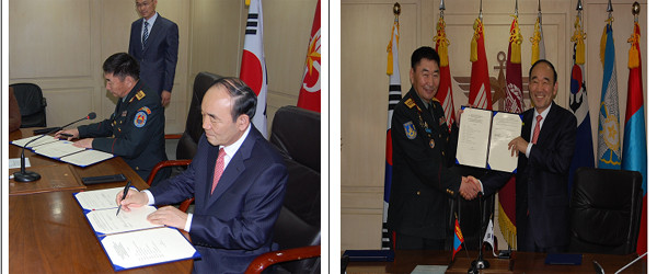 ▲ 이선철 전력자원관리실장과 체벡수렌 토고 몽골 국방사무차관이 협정서에 사인한 뒤 악수를 나누고 있다.