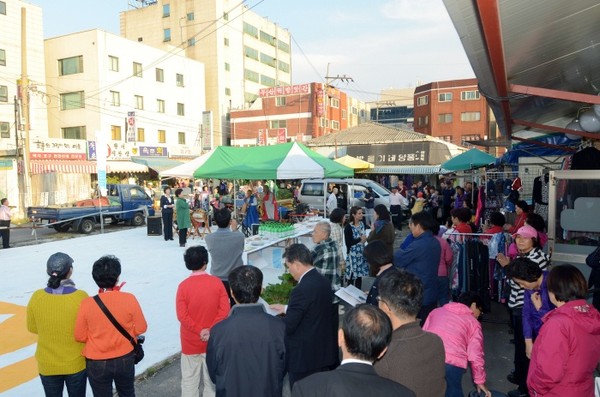 ▲ 관광객과 주민들이 안양 석수시장 축제를 구경하고 있는 모습ⓒ 양호상 기자