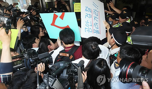 ▲ 통합진보당비례대표 부정 경선 의혹을 조사 중인 서울중앙지검 공안1부(부장 이상호)가 지난 21일 서울 대방동 통합진보당 당사에 대한 압수수색을 시도하고 있는 가운데 당원들이 당사 진입을 시도하며 경찰과 충돌하고 있다. ⓒ 연합뉴스(자료사진)