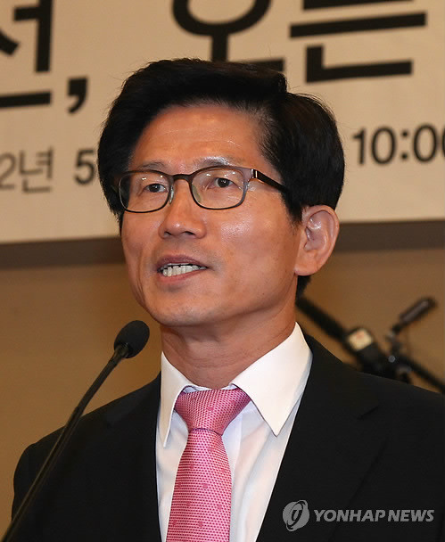 ▲ 김문수 경기도지사가 22일 국회에서 열린 새누리당 심재철 의원실 주최 `대선, 오픈 프라이머리 도입 가능한가 토론회'에서 축사하고 있다. ⓒ 연합뉴스