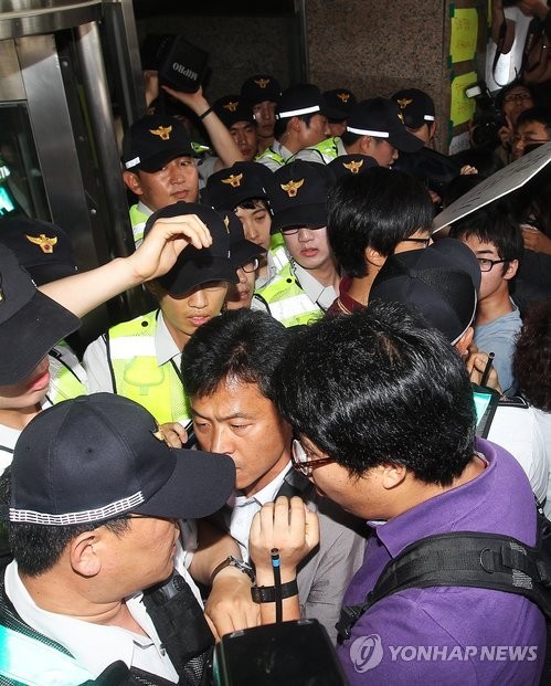 ▲ 통합진보당 비례대표 부정 경선 의혹을 조사 중인 검찰이 21일 서울 대방동 통합진보당 당사에 대한 압수수색을 시도하고 있는 가운데 당원들이 무력으로 가로막고 있다. ⓒ연합뉴스