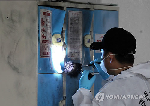 ▲ 지난해 5월 서울역과 강남고속버스터미널 물품보관함에서 잇따라 터진 사제폭탄 사건에 대해 대법원이 확정판결을 내렸다. 사진은 지난해 5월 경찰이 사건현장을 감식하는 모습.ⓒ 연합뉴스