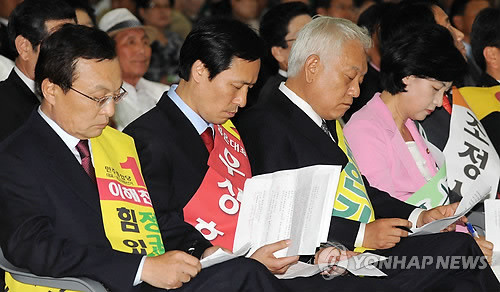 ▲ 민주통합당 전당대회에 출마한 이해찬 우상호 김한길 추미애 후보가 22일 광주에서 열린 광주.전남 임시대의원대회 및 당대표 선출대회에서 나란히 앉아 있다.ⓒ연합뉴스