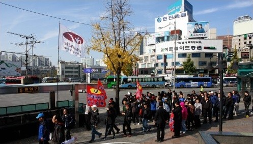 ▲ 지난해 11월 13일 서울역 등에서 개최한 '공공부문 노동자 총궐기대회'에 참가한 100여명의 광양시 공무원노조원들.