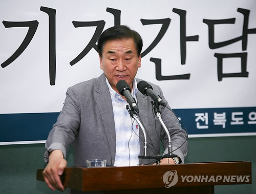 ▲ 새누리당 이재오 의원이 23일 전북 도의회에서 열린 전북 기자 간담회에서 발언하고 있다. ⓒ연합뉴스