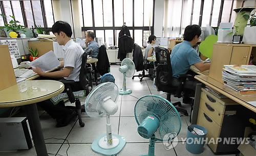 ▲ 지난해 9월 서울 도심 정전사태 후 에어컨 사용을 중지한 서울시청 내부 모습.ⓒ 사진 연합뉴스